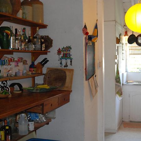Charming Old World Apartment บริดจ์ทาวน์ ภายนอก รูปภาพ