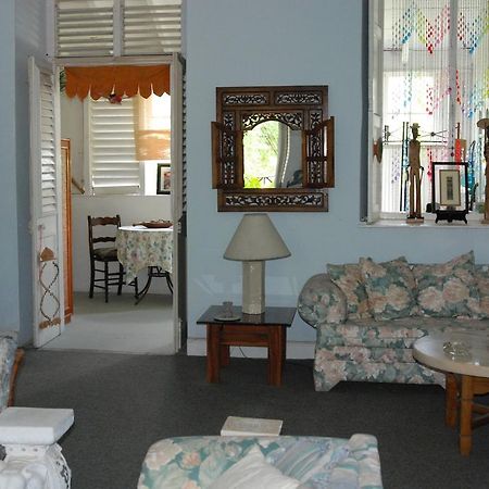 Charming Old World Apartment บริดจ์ทาวน์ ภายนอก รูปภาพ