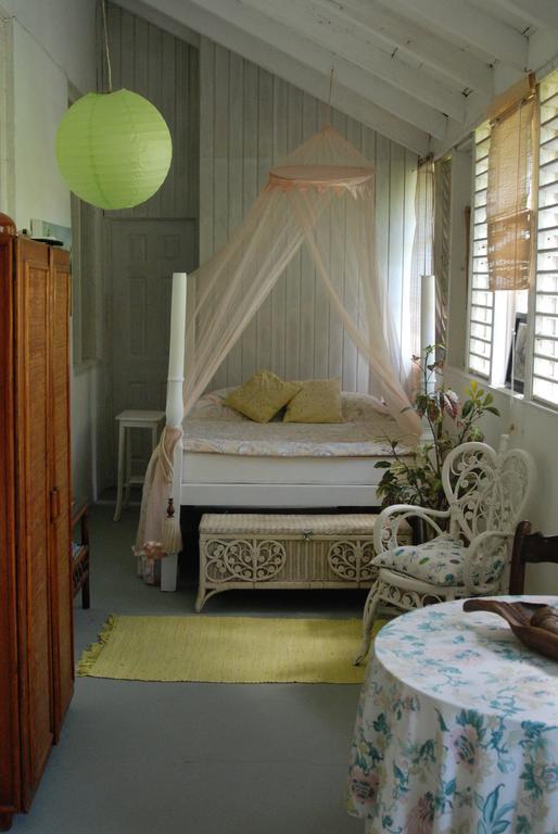 Charming Old World Apartment บริดจ์ทาวน์ ภายนอก รูปภาพ