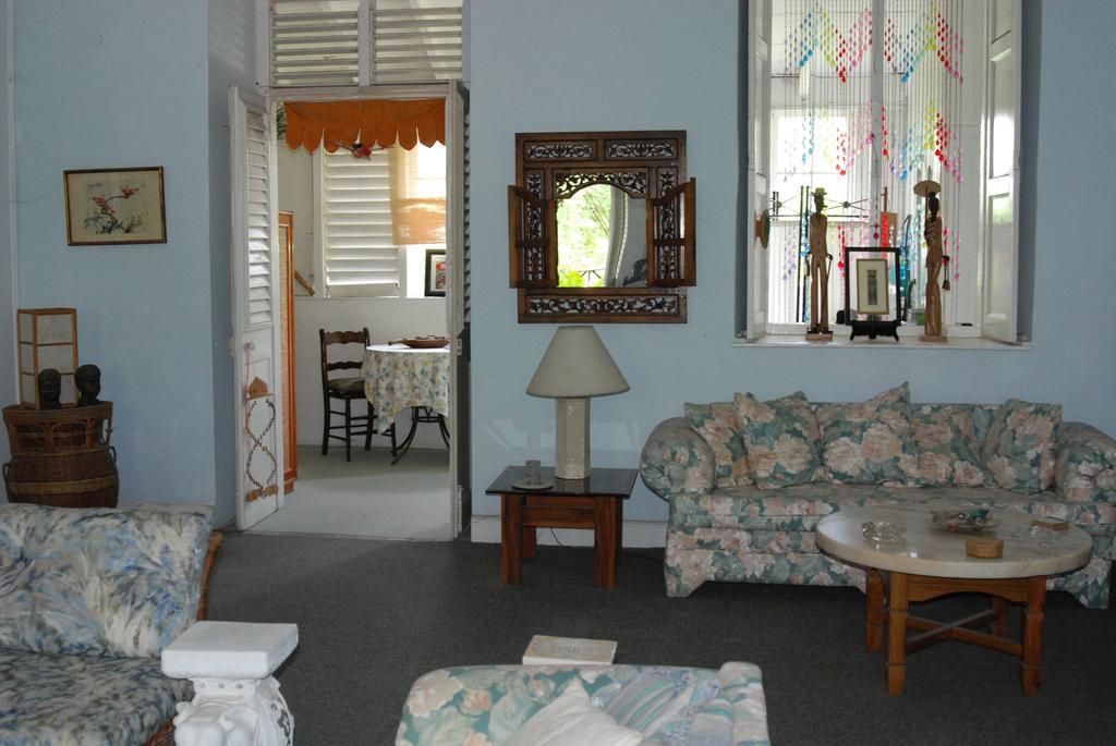 Charming Old World Apartment บริดจ์ทาวน์ ภายนอก รูปภาพ
