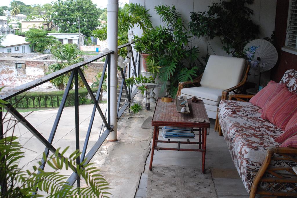 Charming Old World Apartment บริดจ์ทาวน์ ภายนอก รูปภาพ